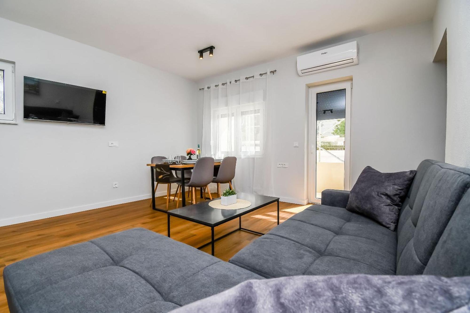Apartments Neli โตรกีร์ ภายนอก รูปภาพ