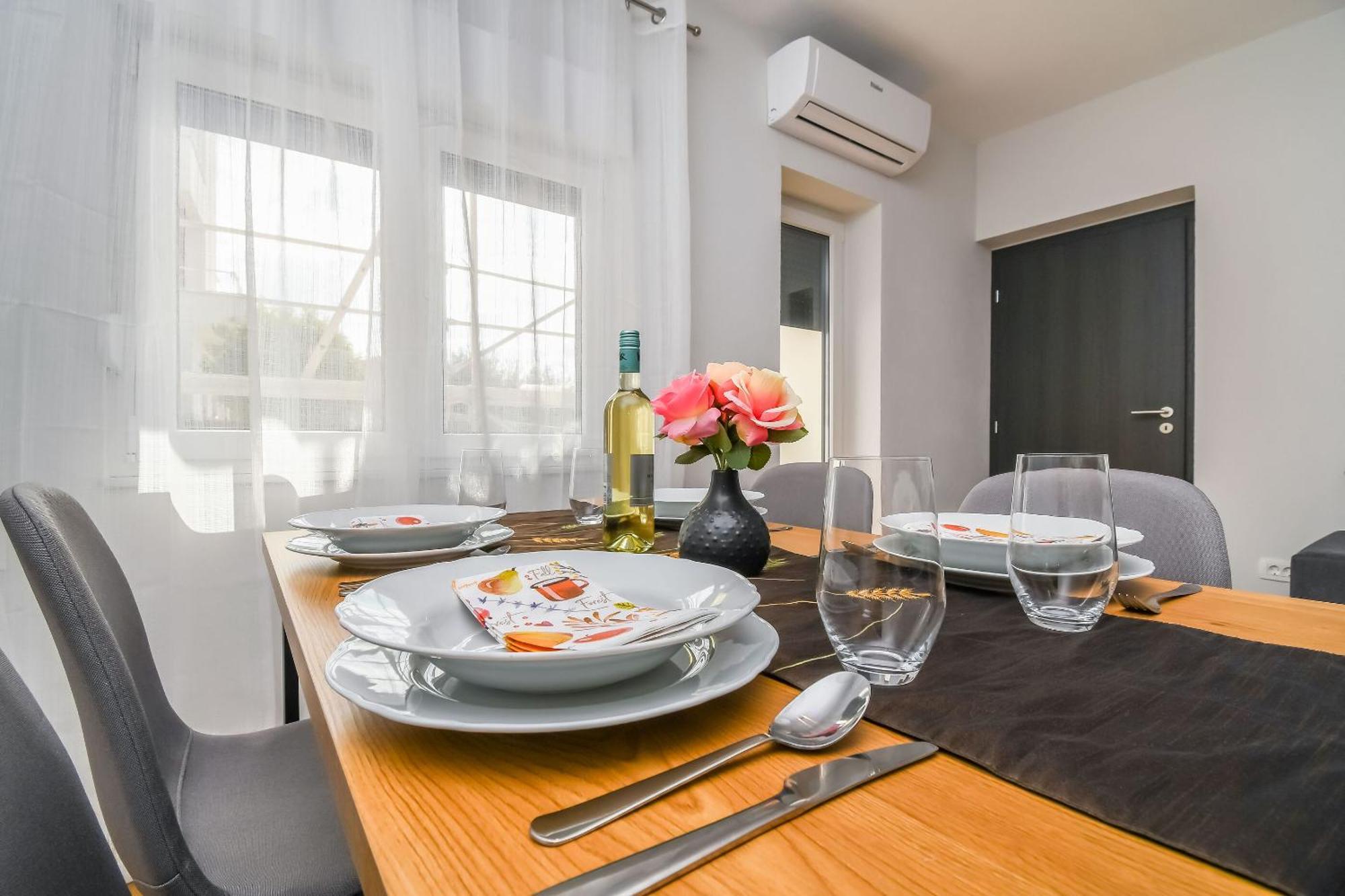 Apartments Neli โตรกีร์ ภายนอก รูปภาพ
