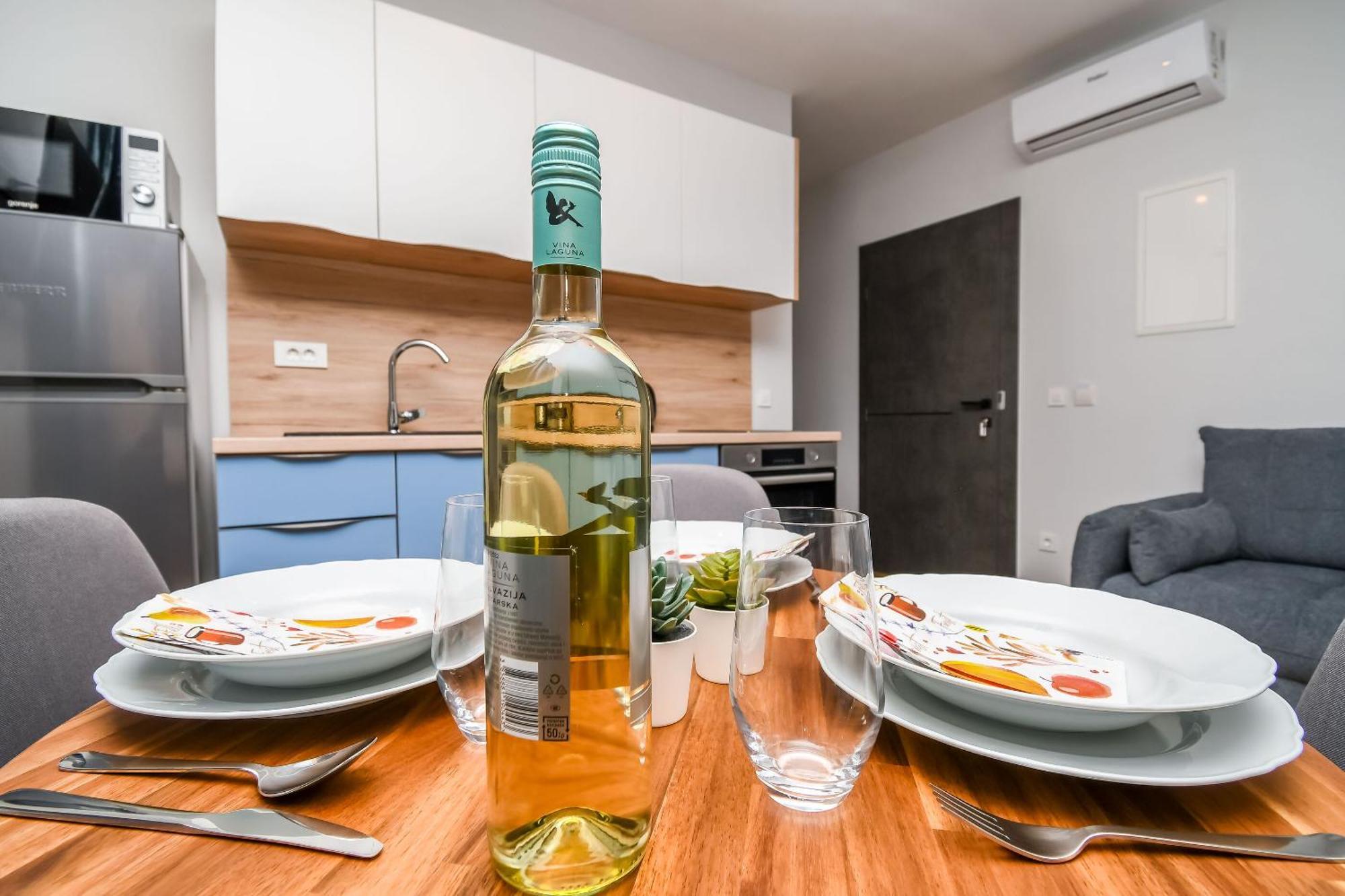 Apartments Neli โตรกีร์ ภายนอก รูปภาพ