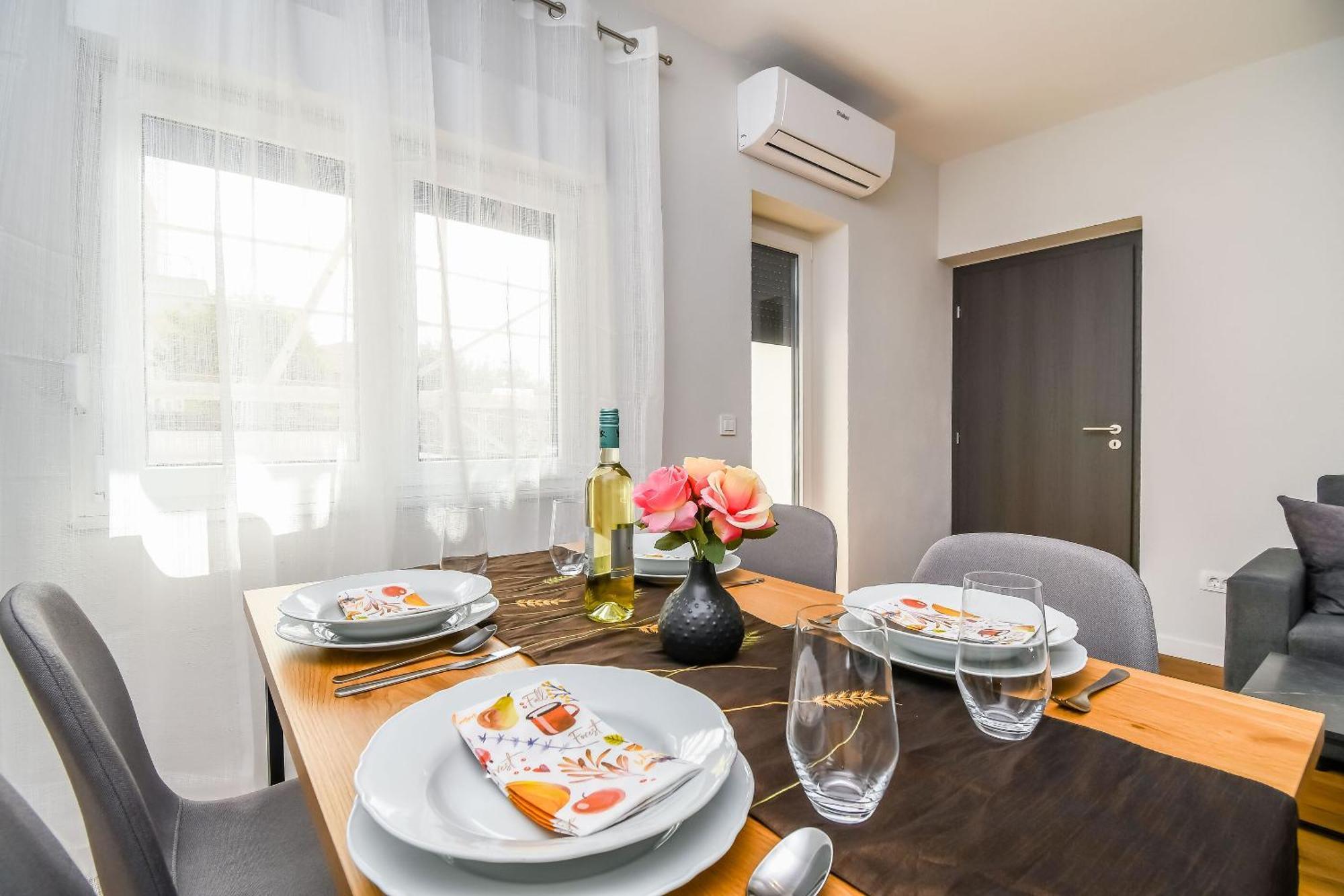 Apartments Neli โตรกีร์ ภายนอก รูปภาพ