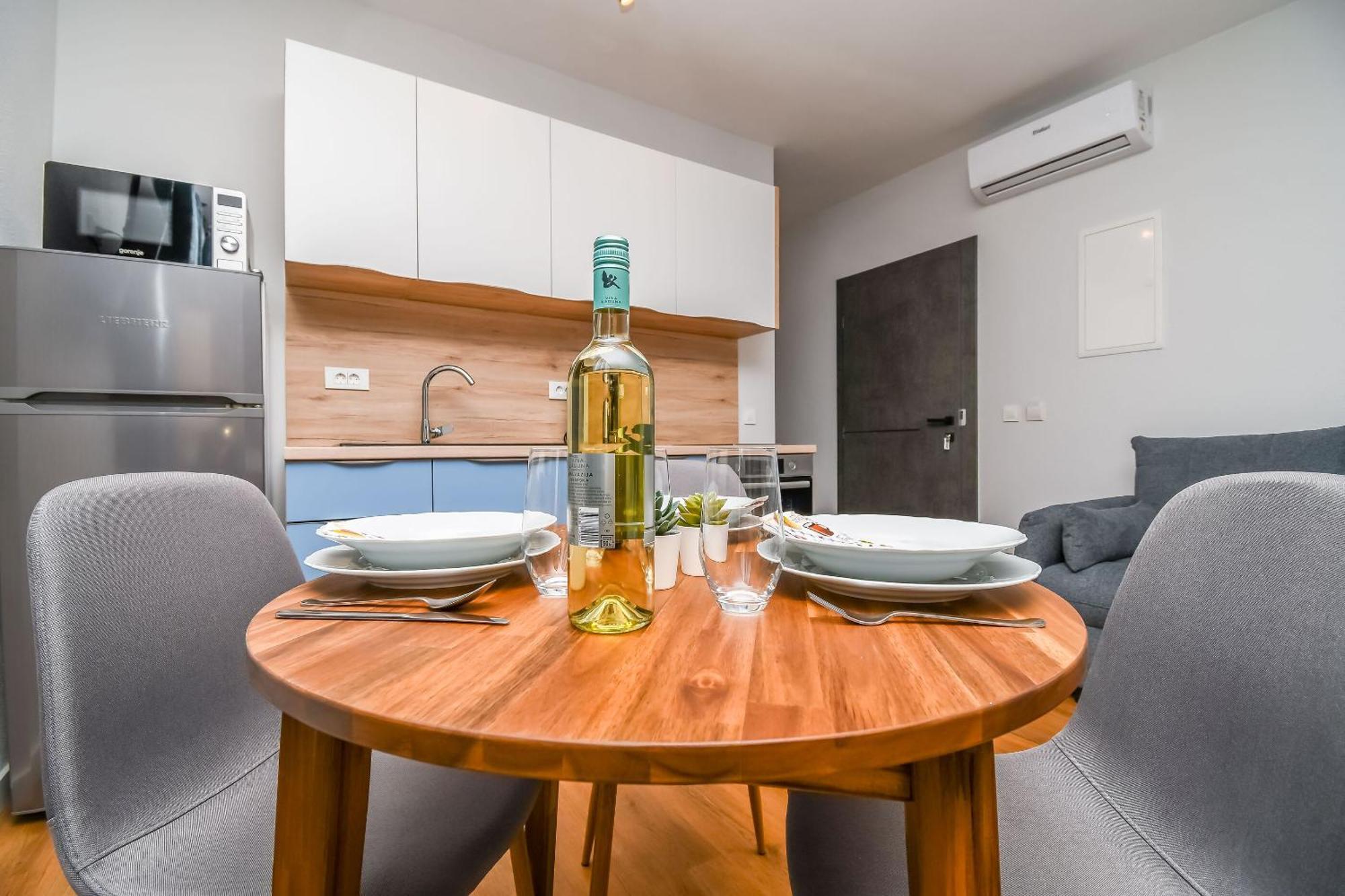 Apartments Neli โตรกีร์ ภายนอก รูปภาพ