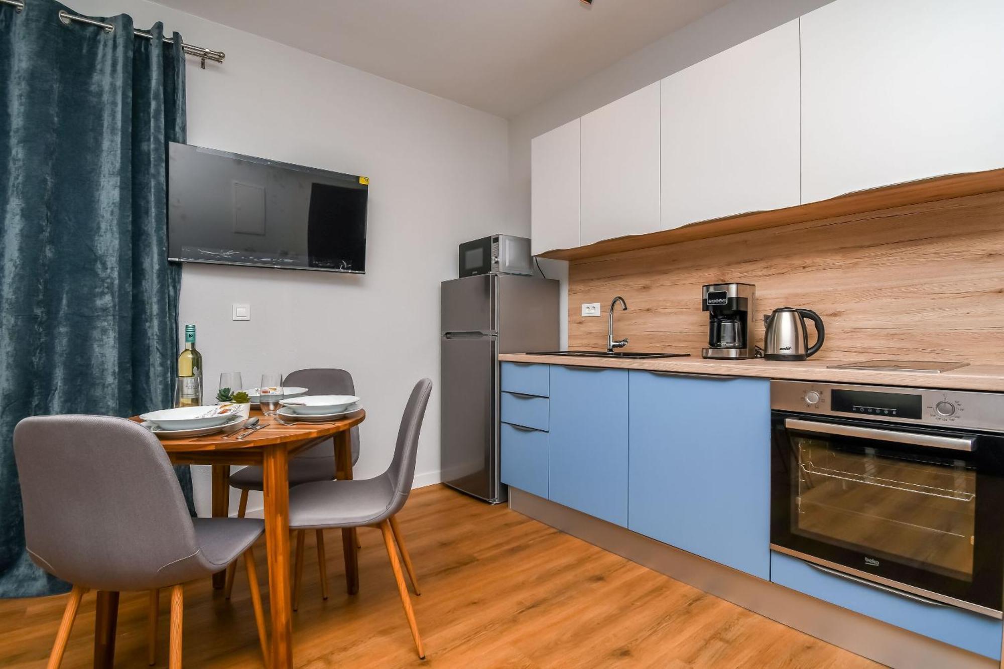 Apartments Neli โตรกีร์ ภายนอก รูปภาพ