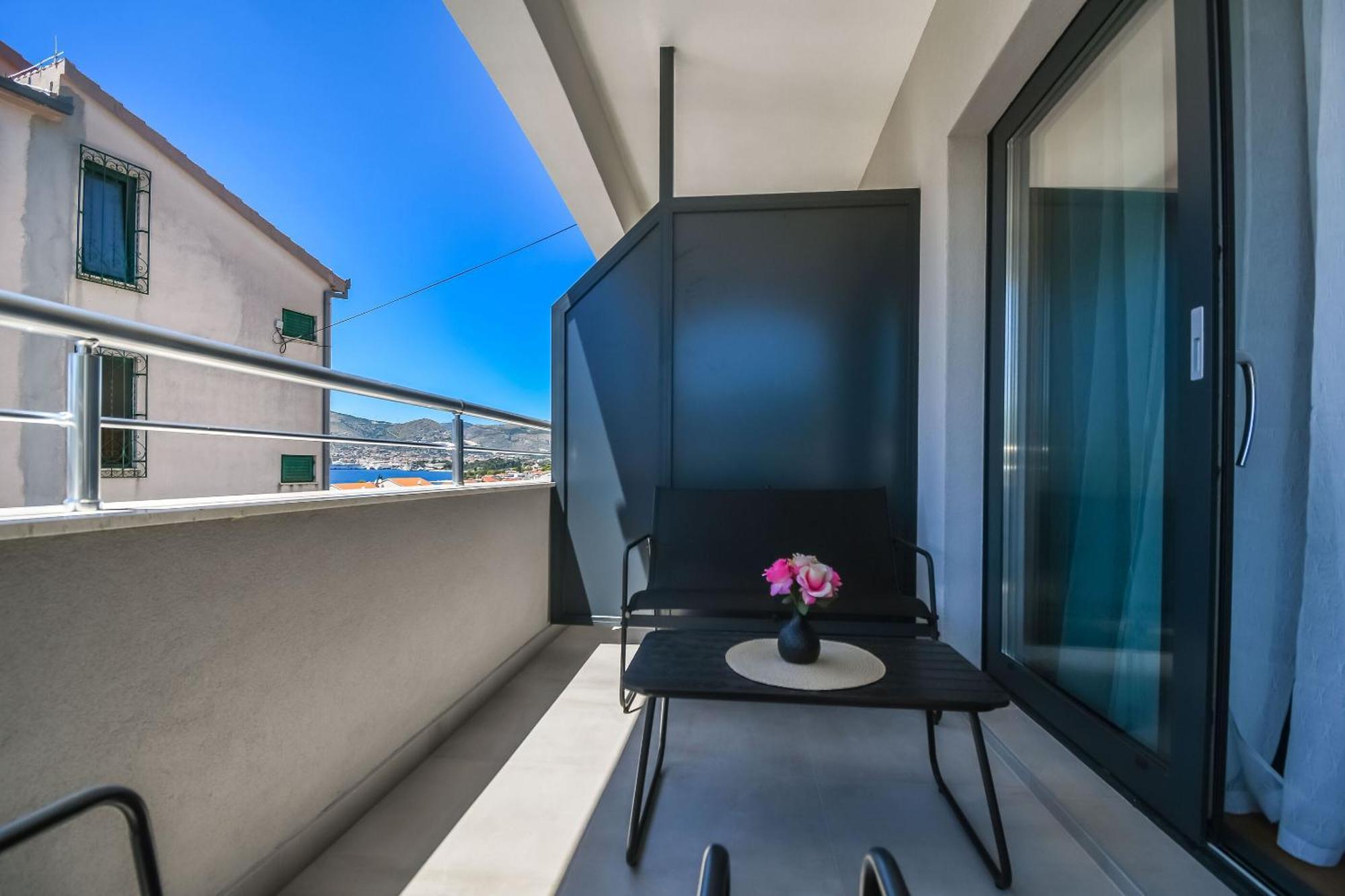 Apartments Neli โตรกีร์ ภายนอก รูปภาพ