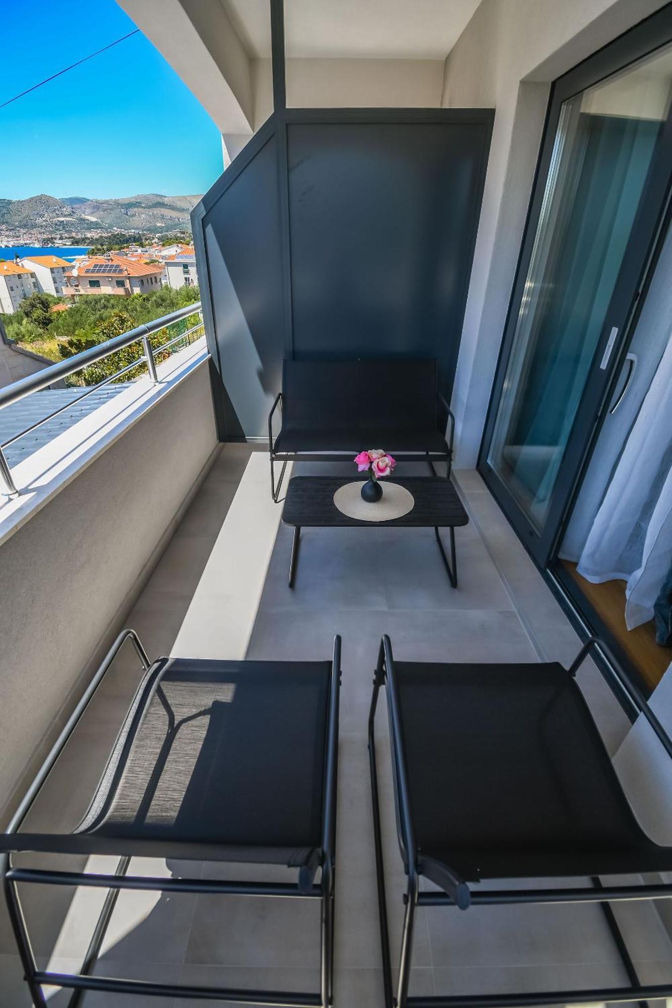 Apartments Neli โตรกีร์ ภายนอก รูปภาพ