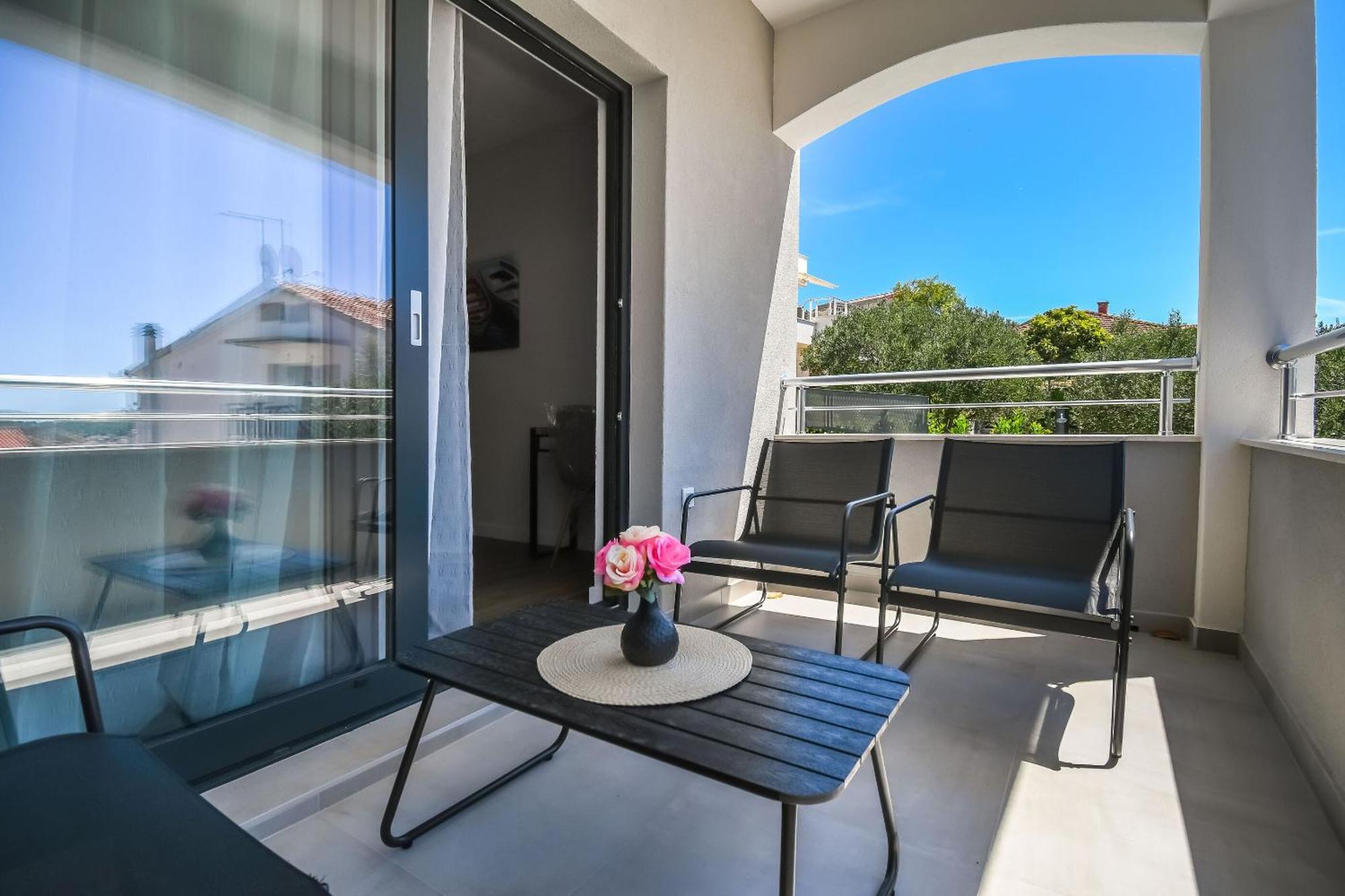 Apartments Neli โตรกีร์ ภายนอก รูปภาพ