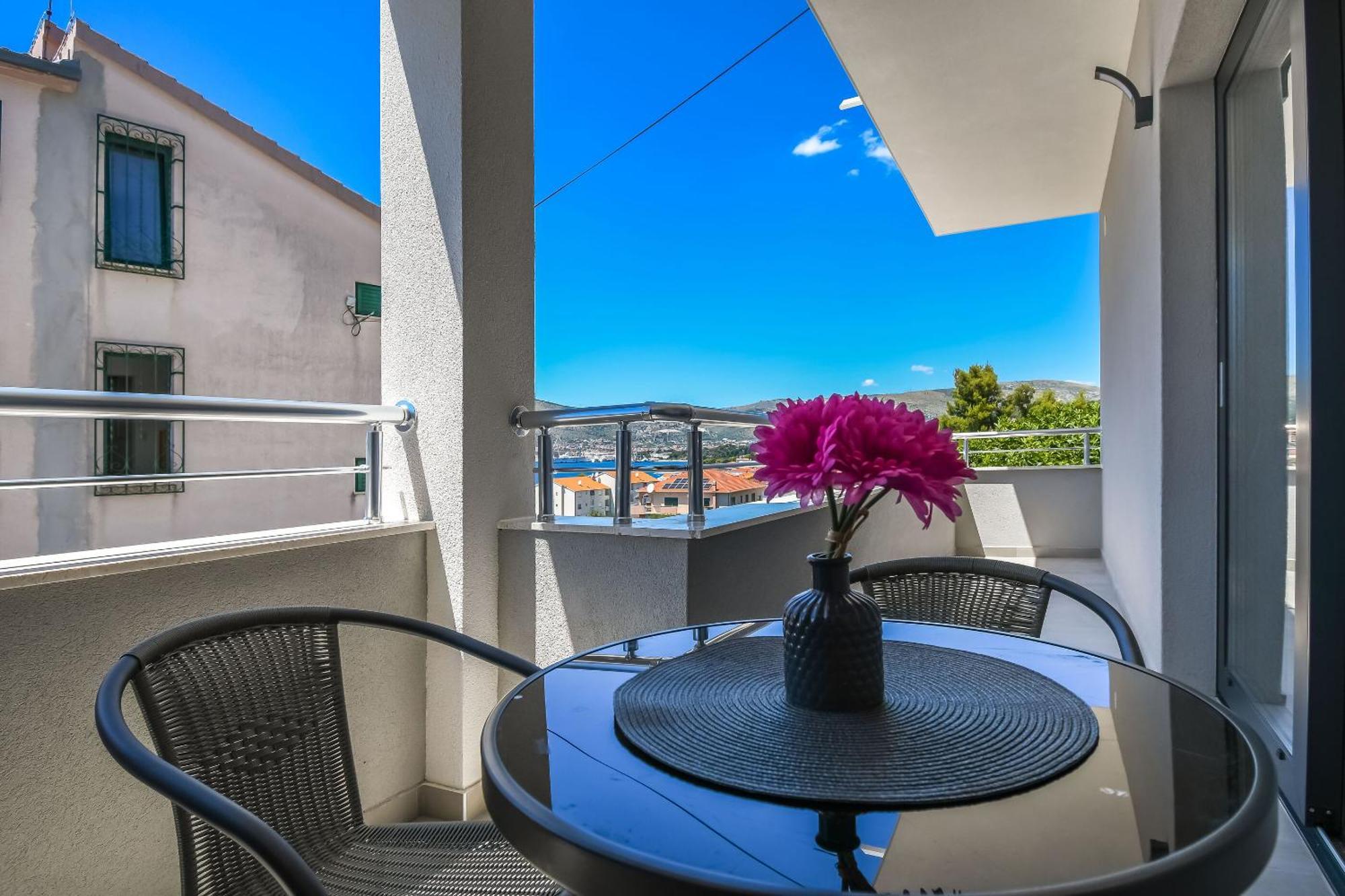 Apartments Neli โตรกีร์ ภายนอก รูปภาพ